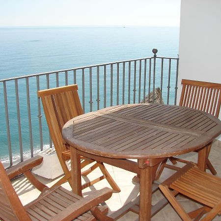 Carabeo 70 Menyber Apartment เนร์คา ภายนอก รูปภาพ